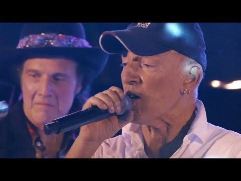 Bruce Springsteen Sings Holiday Classic in Surprise Performance