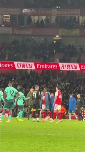 Rice and Eze console England team-mate Johnstone after a late defeat at Arsenal ❤️🏴󠁧󠁢󠁥󠁮󠁧󠁿