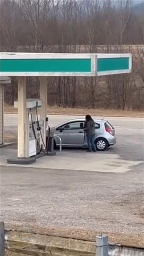 Tiger Charges Woman at Fuel Station — She Escapes by Seconds 😱