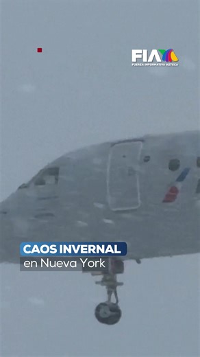 ❄️ Nueva York bajo la nieve: Mil 500 vuelos cancelados y alerta máxima La Gran Manzana enfrenta uno de los temporales más severos de la temporada. Una tormenta invernal ha paralizado gran parte de la infraestructura de transporte, dejando a miles de viajeros varados y cubriendo la ciudad con un espeso manto blanco. ✈️ Caos en los Aeropuertos El sector aéreo ha sido el más golpeado. Hasta el momento se reportan: Mil 500 vuelos cancelados en las principales terminales (JFK, LaGuardia y Newark). Ca