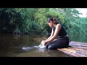 OFF GRID LIVING - Solo Bushcraft & Camping in the Forest - Bathing Alone in the Wilderness