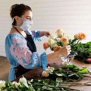 3.2K views · 77 reactions | Roses are red. Violets are blue. There’s nothing better than flowers to say “I love you.” Just ask female-founded flower company, Poppy Flowers! Shipping flowers for Valentine's Day? Check out our ship tips: https://bit.ly/3d3qf61 | UPS | Facebook