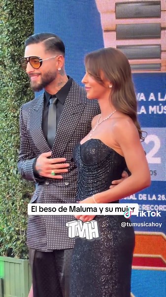LATIN GRAMMYs 2025 🫰🏻🌎🪐💘🎧 @Juan Luis llega con su mujer a la alfombra de @Latin GRAMMYs 🥹 #tumusicahoy #TMH #latingrammys