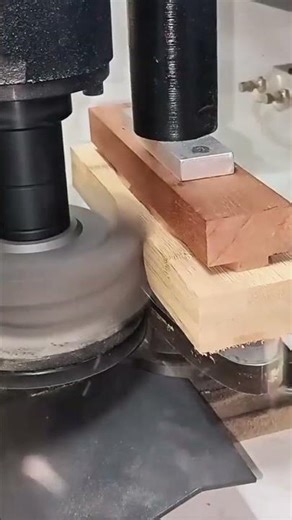 The process of forming wood pieces using an automatic scraping machine #shorts