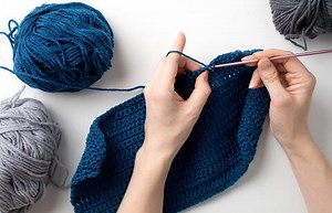 Learn How to Crochet: Easy Scarf for Beginners