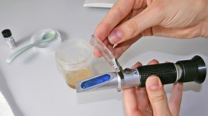 Refraktometer kalibrieren und den Wassergehalt von Honig genau messen