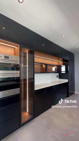 5 BEDROOM LUXURY HOME FOR SALE IN CENTURION 🔑 🔹 Triple garage with visitor parking 🔹 Open-plan living   covered patio   built-in braai 🔹 Lush garden, pool, BOMA with firepit & seating 🔹 Ground floor ensuite guest bedroom 🔹 First-floor PJ lounge   ensuite bedrooms with balconies DETAILS: 💰 R10,300,000 📍Midstream Heights Estate 📐 Type: TURNKEY ➡️ Monthly Levy R2,210 / Monthly Rates R9,744 / 5 Bedrooms / 5.5 Bathrooms / 1 Kitchen / 2 Lounges / 1 Dining Room / Fibre / 3 Garages / Pet Friend