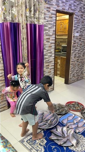 চিংড়ি হাতে নিলে সবাই দৌড়—ভয় দেখানোর নতুন অস্ত্র চিংড়ি মাছ 🤣🦐 #fish #familyfun #funny #shorts