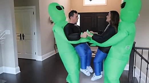 Alien chante et danse