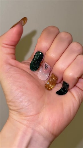 Christmas nails at home 💅✨ 💅🏼 Nail Design: N Christmas Magic 🛒 Link in bio @ohora_usa ✨ Semi-cured gel nail strip ✨ Made with real gel ✨ Last 2 - 3 weeks ✨ Non-damaging #ohora #ohorausa #diynails #semicuredgelnailstrips #ohoranails#gelnails . . . #christmas #christmas2025 #diynails #ohoranails #nailinspo#gelnails #nailstrips #selfnail #nailtrends #nailinspo#nailideas #xmas#merrychristmas #happyholidays #christmasmagic #christmasuk #holidayseason#festiveseason #christmasnails #christmasnailsi