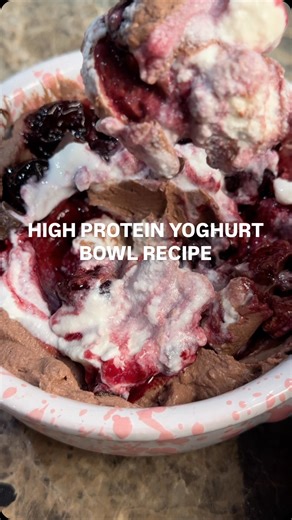 Sarah Mackay on Instagram: "high protein YOGHURT BOWLS!! my favourite high protein sweet treat ever ❤️ 3 VARIATIONS: Baked Apple 300g 0% greek yoghurt 50g ricotta 10g pudding mix stevia drops (to taste) 0.2-4g almond extract (just a tiny bit) toppings: 160g apple (cooked in cinnamon 3-4 tbsp boiling water in the air fryer at 180 for 20 minutes, this stews them) 10g granola 10g almond butter 10g chocolate chips 10g maple syrup (or sweetness of your choosing) macros: 481 calories, 54g carbs, 12g f