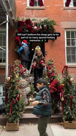 664K views · 5.8K reactions | I’ll never get over people using the stoop for their holiday photos! It’s the sweetest thing. 凉❤️ Thank you for stopping by  | Stoopandthecity | Facebook