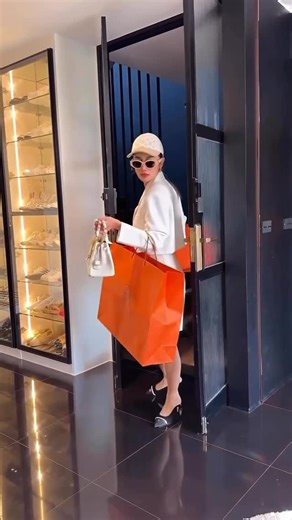 Rosangela G Polo on Instagram: "Vivendo com muito Luxo! O que você acha? Repost. @fashionexe. ❤️Conheça também , nosso outro Instagram : @natureza_brasil_mundoafora . 🔹#chique #dicadeestilo #lookdetrabalho #minspira #advogadasestilosas looknotrabalho lookvidareal lookinverno lookoutonoinverno modaverao lookverao modaprimaveraverao modainverno comqueroupaeuvou consultoriadeestilo modaestiloetendencias_"