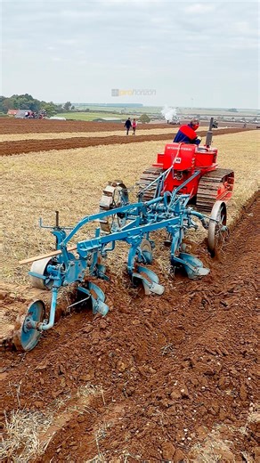 International crawler tractor competing at the Southwell ploughing match #internationaltractor #crawlertractor #ploughing | Pro Horizon Farming Content