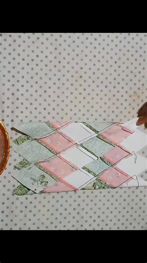 Sew the mat with three color strips | Patchwork Ideas Patchwork Credit @BrilliantArt Pattern: https://tinyurl.com/258qc8uj | Quilt Patterns PDF