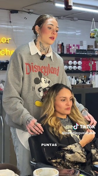 Transformación de cabello con balayage rubio