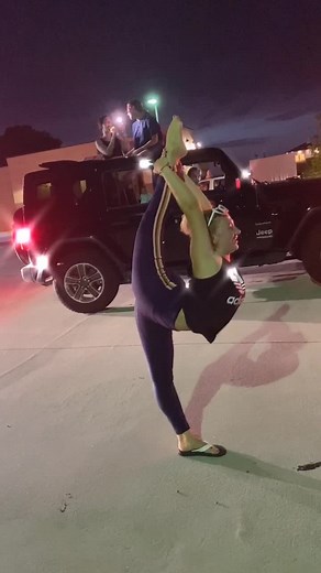 Doing contortion in front of public pt. 1 🐥 #contortionist #fyp