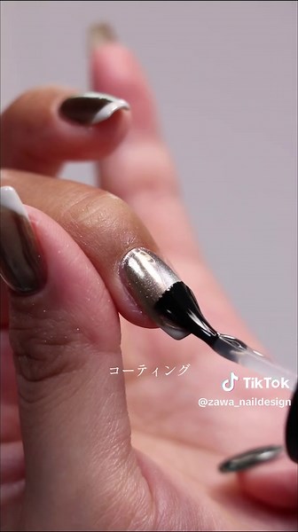 ▷@zawa_naildesign⇦使用商材は毎日24時間限定でストーリーズにて発信💅🏻 透明感のあるネイルにしたい気分だったので ベースに優しいシルバーミラーを入れてみました🪞 シアー系マグの下にミラーを仕込むと 反射して奥行きが出るのがめちゃ可愛い💞 フレンチラインは白じゃなくて アイボリーで優しい雰囲気に✨ ぜひやってみてね💅🏻 ********************************* ＼毎日20時にトレンドのネイルを発信💡／ ◽︎ 使用商材は24時間限定で公開中👀 ◽︎ マグネットのマンネリ化解消🌿 ◽︎ 大人可愛いニュアンスネイル💅🏻 ◽︎ 何度も見たくなる指先づくり✨ ********************************* #マグネットネイル #フレンチネイル #トレンドネイル #冬ネイル