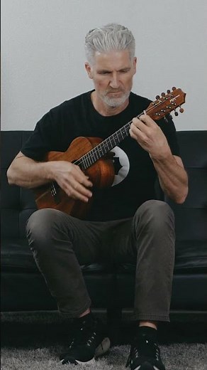 8 String Baritone Ukulele vs 4 String Tenor Ukulele Comparison