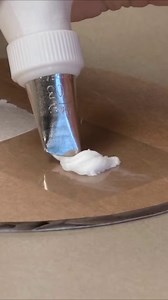 🌺 ANOTHER DIMENSIONAL FLORAL COOKIE FROM MY BOTANICAL SERIES! 🌺 At the end of March, I shared my snowdrop and clematis cookies, two of the dimensional royal icing flowers that I first made for my Botanical Series. When I was in Australia last week, I taught my dogwood cookies, another floral cookie design in that series. And, today, I share with you my poppy cookies – yet another creation from that series! As with all of the other florals, each element of these poppies is hand-piped with royal