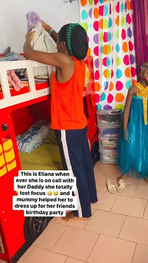 5.9K views · 203 reactions | #mummy #phone #power Phone has power, this is actually how someone people loose focus while on the phone  藍藍 | The Oliver's family | Facebook