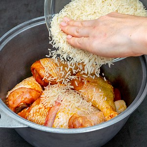 444K views · 4.6K reactions | Asa pulpe de pui delicioase, pregatite in acest mod, inca nu ai gustat! Ingrediente: pulpe de pui: 500 g piper negru: 7 g sare: 10 g boia de ardei dulce: 7 g curcurma: 7 g ulei de măsline: 35 ml ceapă: 2 buc morcov: 2 buc ciuperci: 200 g orez: 300 g supă concentrată de pui: 200 ml smântână dulce de gătit: 200 ml usturoi: 25 g frunze de dafin: 10 g sare: 10 g piper negru: 7 g | Savuros.TV | Facebook