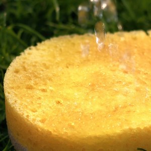 Absorption or adsorption – do you know the difference?🔍 The two terms are often mixed up, but they are fundamentally different. 🧽 The sponge in the illustration demonstrates the process of absorption. When it comes into contact with water, the liquid penetrates deeply into the material. Adsorption, on the other hand, means that a substance only sticks to the surface – like dust on a smooth surface. This difference plays a decisive role in molecular air filtration. The distinction may seem mino