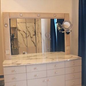 555K views · 3.3K reactions | S E T T I N G M Y D R E S S ER We had a massive house clear out today, and this is me organising my dressing table top which I find very therapeutic so I decided to film it! . Also before y’all ask, I got the dressing table made, the smaller mirror is from gizri market and the marble top is a @alnoorlasani sheet  | AnushaeSays | Facebook