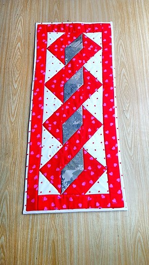 Twisted Pole Table Runner #quilting #quiltingforbeginners #quiltingpatterns #quilttutorial | Indah Sewing