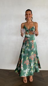 Stay on trend and discover our range of classy and glam midi dresses! | Billy J