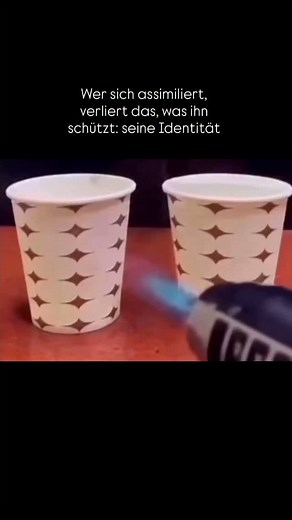 Viele verwechseln Integration mit Assimilation. Integration heißt, du bringst etwas mit. Assimilation heißt, du gibst etwas auf. Vielleicht liegt genau darin das Problem unserer Gesellschaft. Wir sagen, wir wollen Vielfalt, aber erwarten Gleichheit. Wir feiern Unterschiede, solange sie uns nicht irritieren. Und am Ende nennen wir es Integration, wenn jemand einfach leiser geworden ist. #Integration #Assimilation #Identität #Migration #Gesellschaft #Kultur #Heimat #UgurAbiOfficial #ZwischenZweiSp