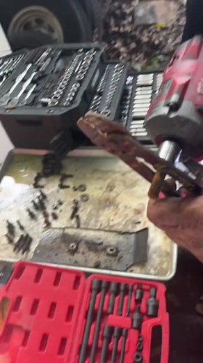 How to Properly Clean Threads with Wire Strippers | Cleaning Hacks