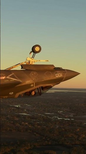 F-35C Retracts Landing Gear While Inverted – Jaw-Dropping Close-Up!