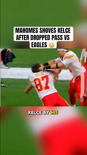 Patrick Mahomes SHOVES down Travis Kelce after dropped pass fumble vs Philadelphia Eagles 😳