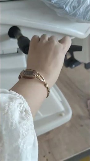 Let me introduce how to operate the patient chair 4--Swivel Lock Lever