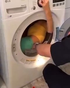 This girl trapped inside a washing machine while recording