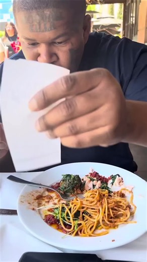 Crip Mac Gives Out $300 While Out To Eat 🧾💵#cripmac55thst #fyp #strikingreel