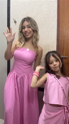 Bia Myazaki on Instagram: "Duas princesas né 🙆🏻‍♀️💗 Meu look @use.bebic"