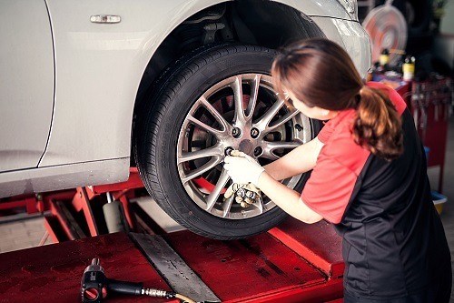 What Is Brake Checking And Why Do People Do It? - Land Of Auto Guys