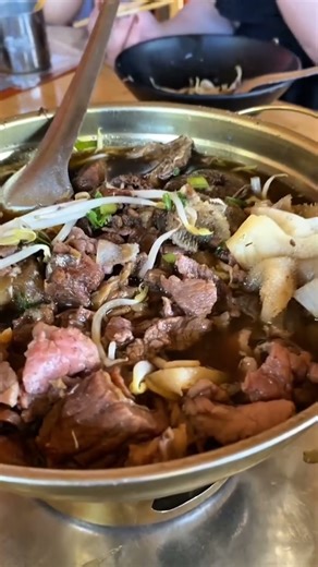 เที่ยงแล้วกินข้าวกัน ก๋วยเตี๋ยวหม้อไฟถ้วยใหญ่ จุ่มน้ำจิ้มซอยจุ๊อร่อยจริง ๆ #ก๋วยเตี๋ยวหม้อไฟ #ซอยจุ๊