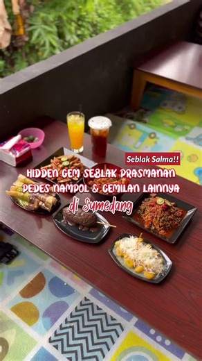 nemu lagi hidden gem seblak prasmanan yang toppingnya mulai 500 perak aja! jujur, bumbu seblaknya gak main-main, pedas nampol pisan! mie nyemek sama cobek basrengnya juga wajib coba. buat yang manis-manis, banana roll, pisang susu keju dan corndognya yang molor bangett😍 📍Seblak Salma Prasmanan Jl. Kebon Sereuh Lingk. Cibunut RT.05/RW.10, Kel. Cipameungpeuk, Sumedang. #sumedang #seblak #kulinersumedang #jajanansumedang #sumedanghits