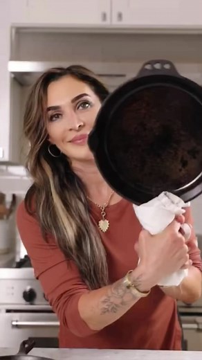 This is my fav way to restore a rusty cast iron skillet #castiron #cookingtips #cleaning #cleaningtips #moneysavingtips