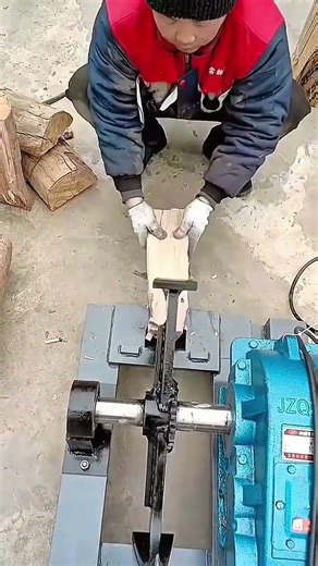 Powerful Electric Log Splitter: High-Speed Wood Splitting Demonstration