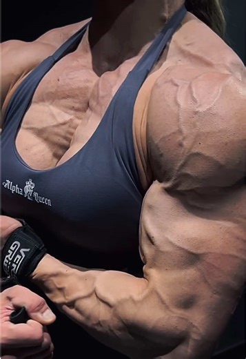 Like, Save, Comment & Follow for more of me 👄 #biceps #musclemommy #foryoupage #huge #viral