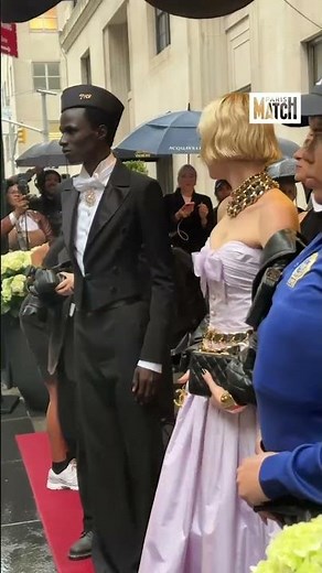 Premier #MetGala pour la chanteuse belge Angèle !