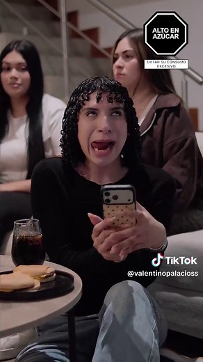 Hoy no solo fortalecimos nuestra amistad, sino que disfrutamos conversando hasta de lo más tonto, ¡pero amamos! #AFKMeals ya tiene próxima fecha con mis amigos y tú ¿Con quién lo harías?🤩 #Publicidad @cocacolape