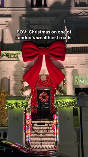 When London millionaires decorate their multi-million-pound mansions for Christmas. 📍 The Boltons. One of London’s most exclusive and expensive addresses, with homes exceeding £50M. #theboltons #boltons #kensington #richchristmas #richtok