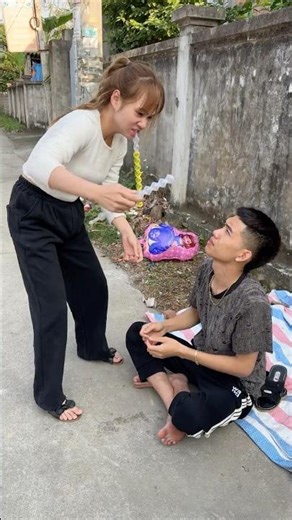 Hai Anh Em Tốt Bụng Giúp Chàng Trai Ăn Xin Và Cái Kết Bất Ngờ ❤️ #shorts