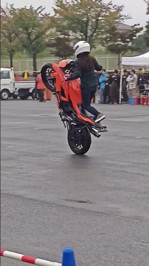 立ちウィリーワンハンドを披露する女性スタントライダー、日本唯一の女性スタントウーマン、バイクスタント、チームラッキー、【オートジャンボリー2025】