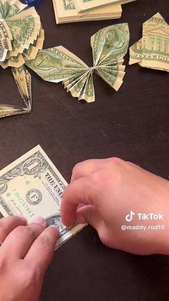 Money Butterfly Tutorial: Graduation Money Lei Ideas